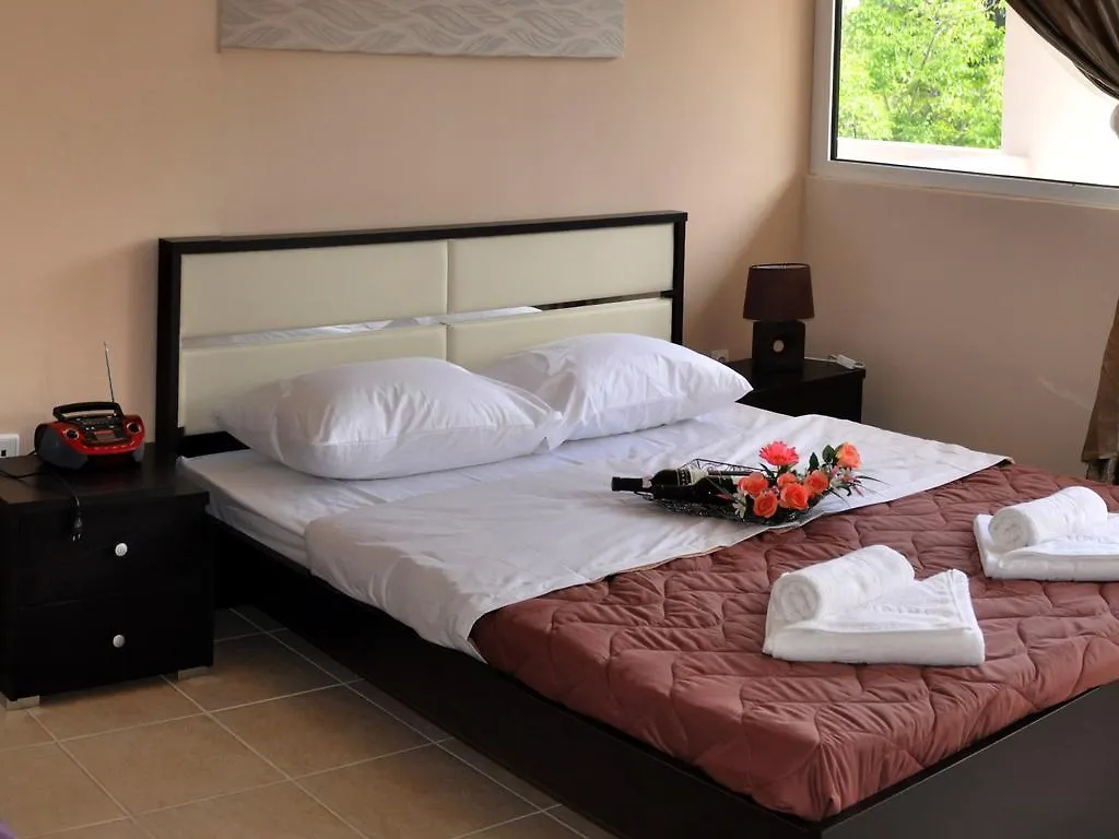 מטהמורפוסי Golden Beach Hotel