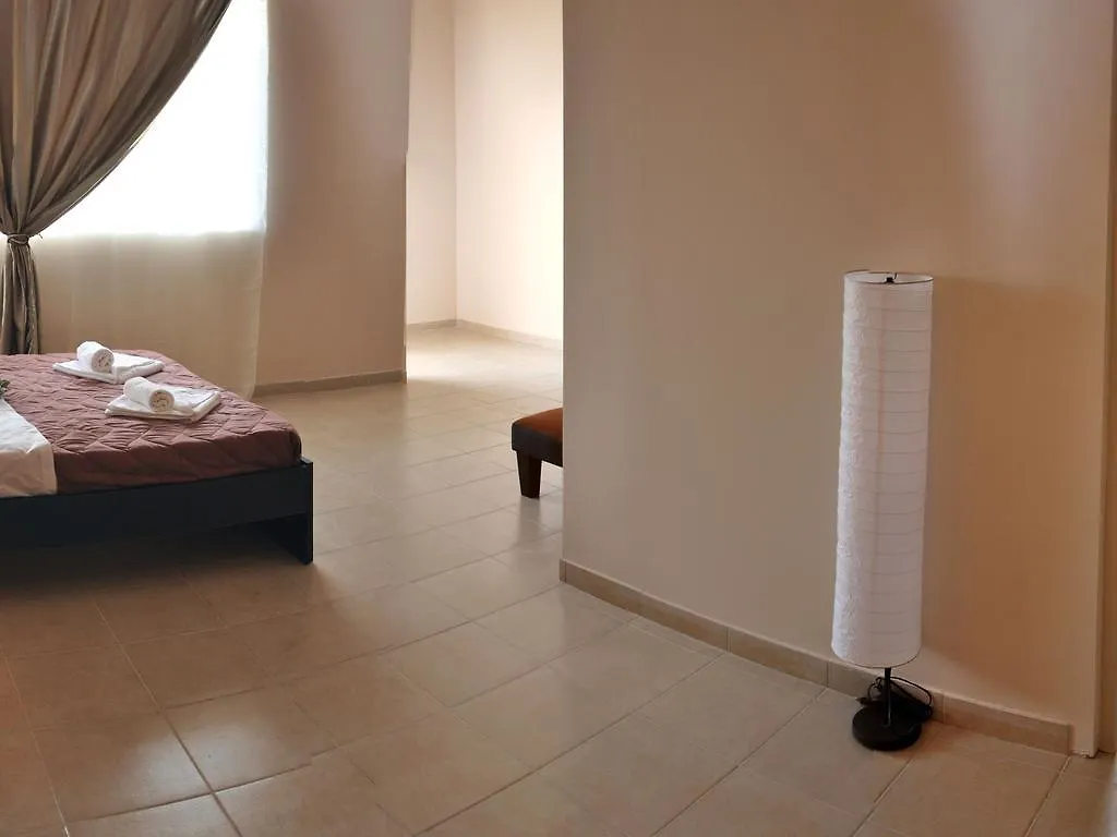 מטהמורפוסי Golden Beach Hotel