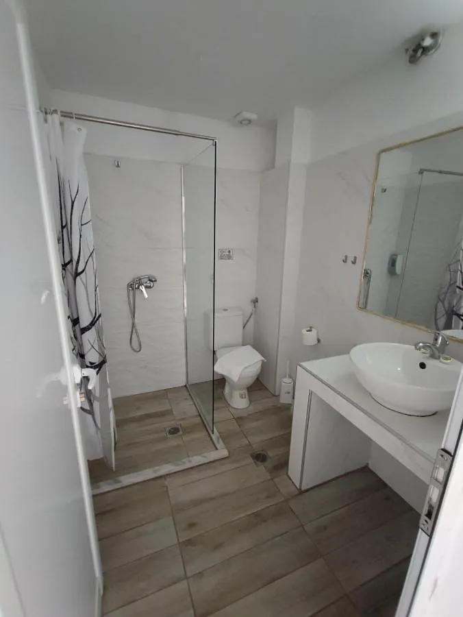 מטהמורפוסי Golden Beach Hotel