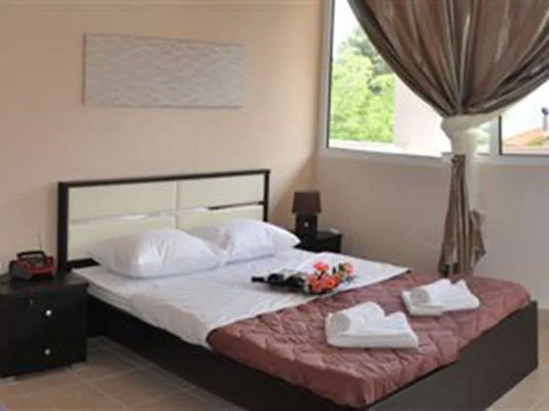 מטהמורפוסי Golden Beach Hotel